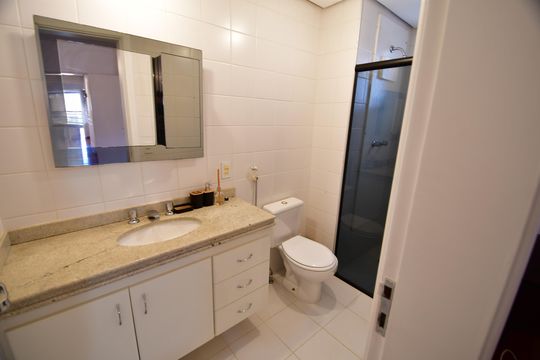 Banheiro Suíte de apartamento à venda com 3 quartos, 240m² em Cambuí, Campinas