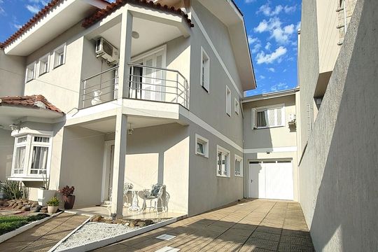 Fachada de casa à venda com 3 quartos, 216m² em Estância Velha, Canoas