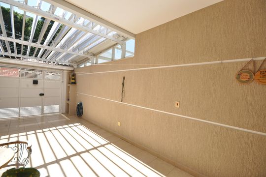 Garagem de casa à venda com 3 quartos, 85m² em Vila Nivi, São Paulo