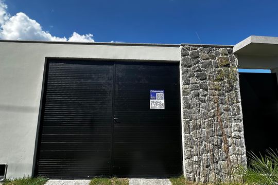 Fachada de casa de condomínio à venda com 3 quartos, 188m² em Vargem Pequena, Rio de Janeiro