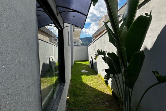 Jardim de casa de condomínio à venda com 3 quartos, 188m² em Vargem Pequena, Rio de Janeiro