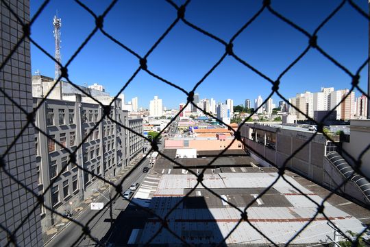 Sala - Vista de apartamento à venda com 2 quartos, 104m² em Centro, Campinas