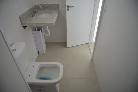 Banheiro da Suíte de apartamento à venda com 2 quartos, 94m² em Vila Valparaíso, Santo André