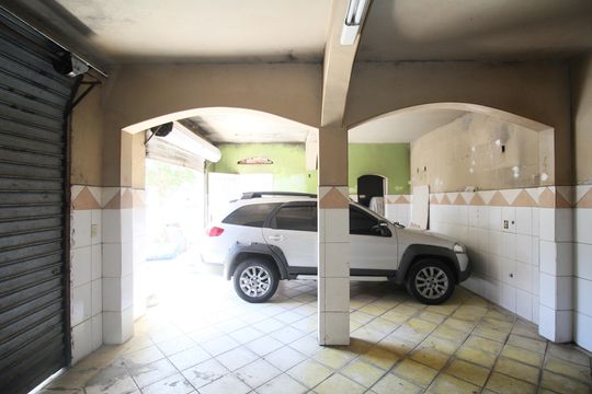 Garagem de casa à venda com 3 quartos, 300m² em Campo Limpo, São Paulo