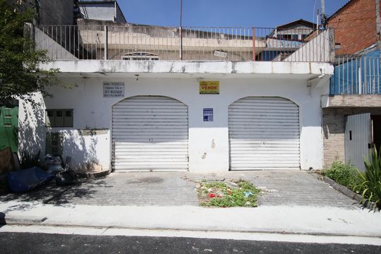 Fachada de casa à venda com 3 quartos, 300m² em Campo Limpo, São Paulo