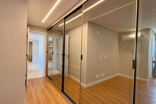 Closet da suíte 2 de apartamento para alugar com 2 quartos, 75m² em Funcionários, Belo Horizonte