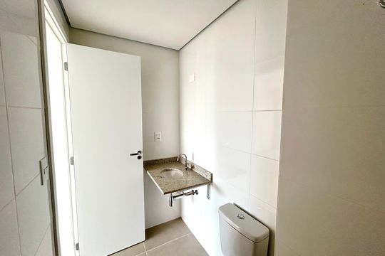 Banheiro de apartamento à venda com 1 quarto, 48m² em Picanço, Guarulhos