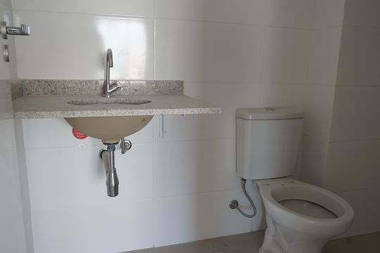 Banheiro de apartamento à venda com 1 quarto, 51m² em Picanço, Guarulhos