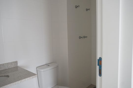 Banheiro de apartamento à venda com 1 quarto, 51m² em Picanço, Guarulhos
