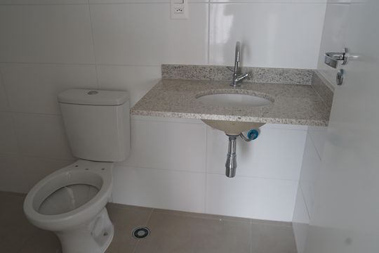 Banheiro de apartamento à venda com 1 quarto, 46m² em Picanço, Guarulhos