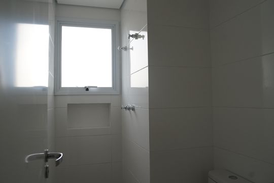 Banheiro de apartamento à venda com 2 quartos, 48m² em Picanço, Guarulhos
