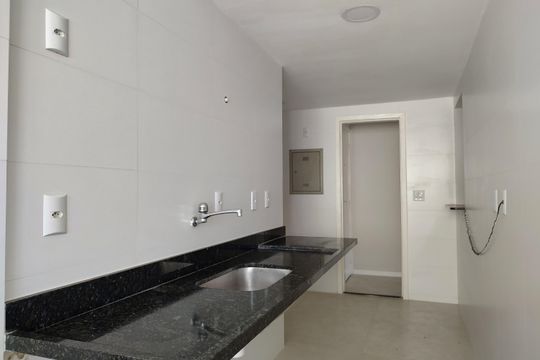 Cozinha  de apartamento à venda com 2 quartos, 138m² em Anil, Rio de Janeiro