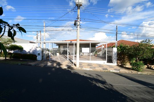 Fachada de casa à venda com 5 quartos, 238m² em Vila Nogueira, Campinas