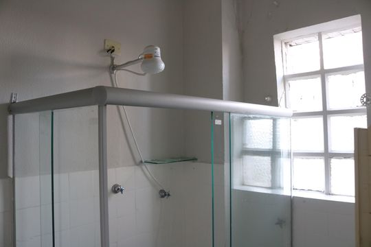 Banheiro de apartamento para alugar com 1 quarto, 40m² em Barra Funda, São Paulo