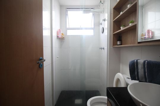 Banheiro de apartamento à venda com 2 quartos, 47m² em Morro Santana, Porto Alegre