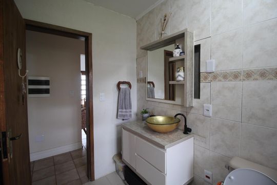 Banheiro de casa à venda com 2 quartos, 100m² em Parque Santa Fé, Porto Alegre