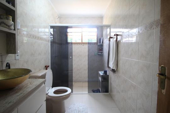 Banheiro de casa à venda com 2 quartos, 100m² em Parque Santa Fé, Porto Alegre