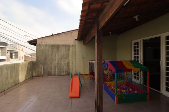 Varanda de casa à venda com 4 quartos, 235m² em Parque Gerassi, Santo André
