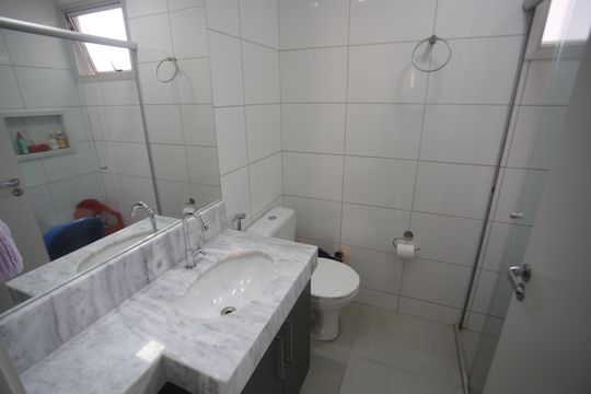 Banheiro de apartamento à venda com 3 quartos, 81m² em Havaí, Belo Horizonte