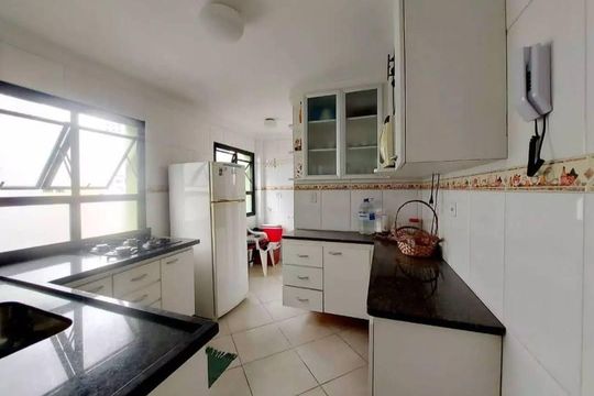 Cozinha de apartamento para alugar com 2 quartos, 78m² em Jardim Las Palmas, Guarujá