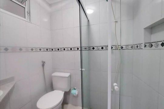 Banheiro de apartamento para alugar com 2 quartos, 78m² em Jardim Las Palmas, Guarujá