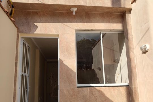Fachada  de casa de condomínio para alugar com 2 quartos, 65m² em Taquara, Rio de Janeiro