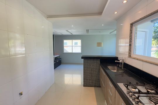Cozinha de casa de condomínio para alugar com 2 quartos, 70m² em Inoã, Maricá