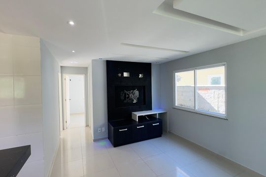 Sala de casa de condomínio para alugar com 2 quartos, 70m² em Inoã, Maricá