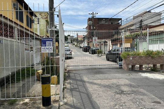 Fachada + plaquinha de casa à venda com 2 quartos, 100m² em Inhaúma, Rio de Janeiro