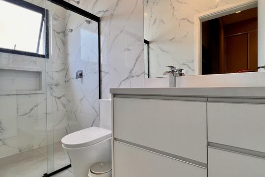 Banheiro de casa de condomínio à venda com 3 quartos, 300m² em Jardim America II, Campinas
