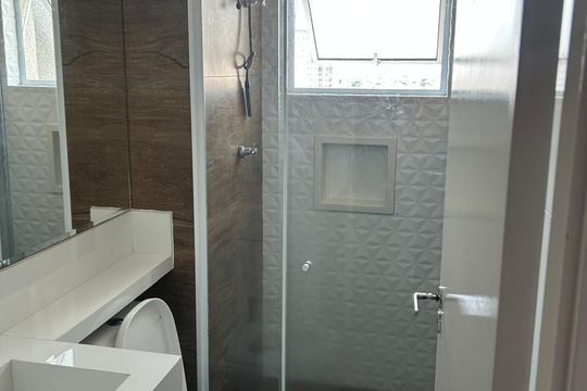 Banheiro de apartamento para alugar com 2 quartos, 49m² em São Pedro, Osasco