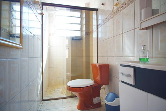 Banheiro da Suíte de apartamento à venda com 1 quarto, 35m² em Vila Ipiranga, Porto Alegre
