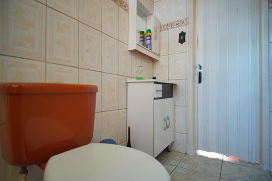 Banheiro da Suíte de apartamento à venda com 1 quarto, 35m² em Vila Ipiranga, Porto Alegre