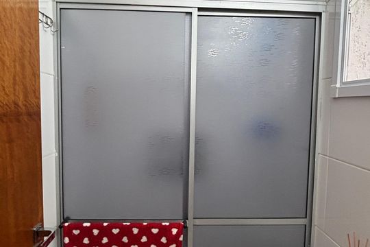Banheiro de apartamento à venda com 2 quartos, 47m² em Parque Erasmo Assunção, Santo André
