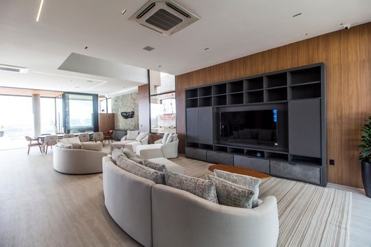 Sala  de casa de condomínio à venda com 4 quartos, 900m² em Colinas da Anhanguera, Santana de Parnaíba