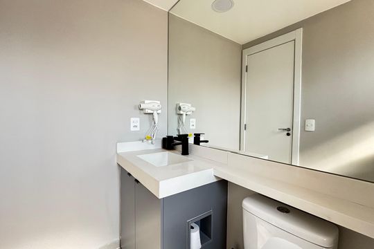 Banheiro de kitnet/studio à venda com 1 quarto, 44m² em Vila Nova Conceição, São Paulo