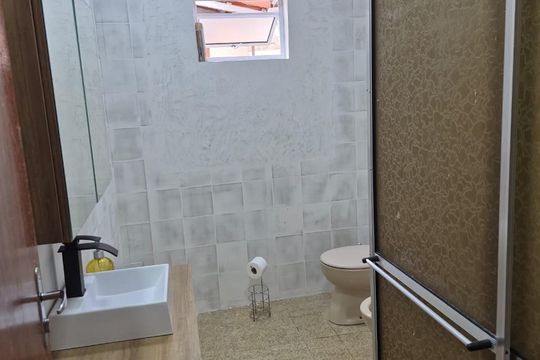 Banheiro de casa à venda com 2 quartos, 170m² em Vila Joana, Jundiaí