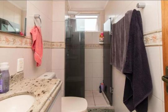 Banheiro de apartamento para alugar com 2 quartos, 65m² em Glória, Porto Alegre