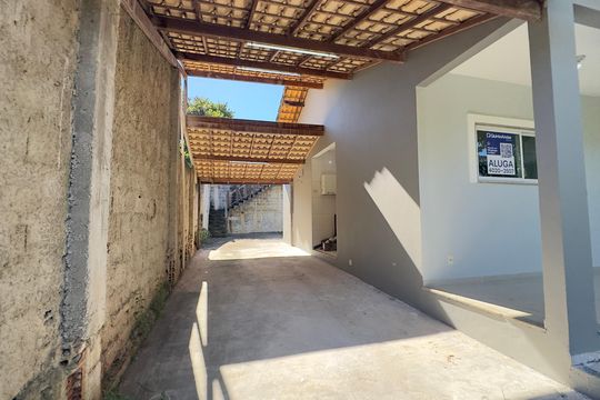 Fachada de casa de condomínio para alugar com 2 quartos, 158m² em Pindobas, Maricá