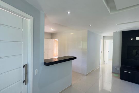 Sala de casa de condomínio para alugar com 2 quartos, 158m² em Pindobas, Maricá