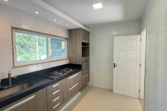 Cozinha de casa de condomínio para alugar com 2 quartos, 158m² em Pindobas, Maricá