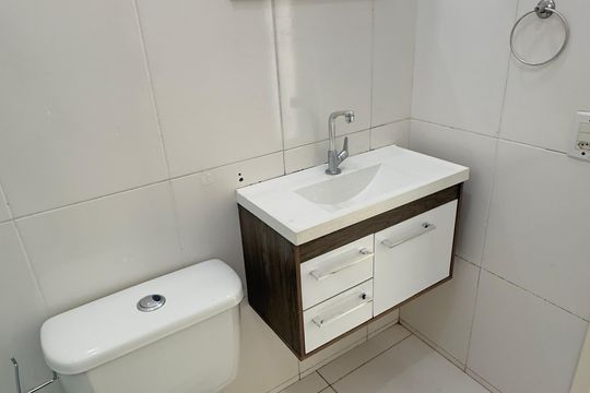 Banheiro de casa de condomínio para alugar com 2 quartos, 158m² em Pindobas, Maricá