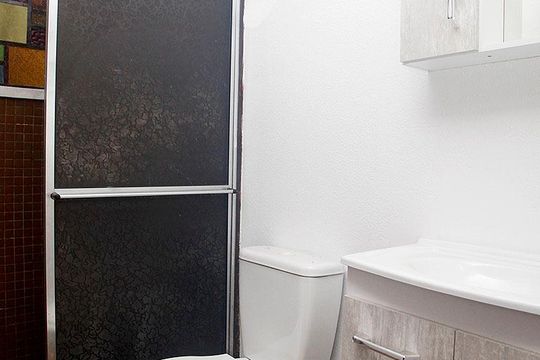 Banheiro de apartamento à venda com 1 quarto, 42m² em Centro Histórico, Porto Alegre