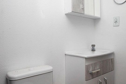 Banheiro de apartamento à venda com 1 quarto, 42m² em Centro Histórico, Porto Alegre