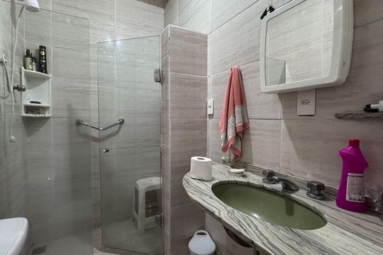 Suíte - Banheiro de casa de condomínio para alugar com 2 quartos, 77m² em Vargem Grande, Rio de Janeiro