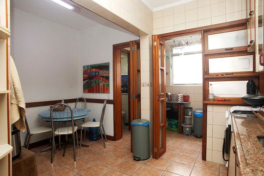 Cozinha + Área de Serviço de apartamento à venda com 2 quartos, 77m² em Rio Branco, Porto Alegre