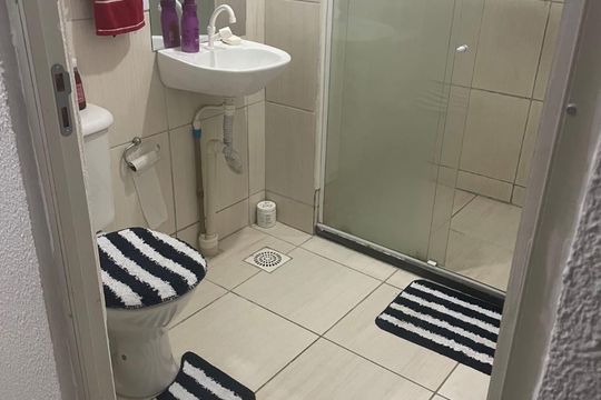 Banheiro de apartamento para alugar com 2 quartos, 49m² em Santa Cruz, Rio de Janeiro