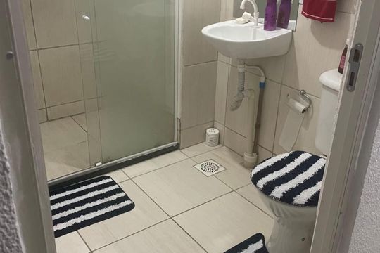 Banheiro de apartamento para alugar com 2 quartos, 49m² em Santa Cruz, Rio de Janeiro