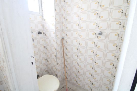 Banheiro de serviço de apartamento à venda com 3 quartos, 73m² em Jardim dos Prados, São Paulo