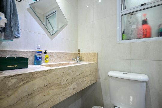 Banheiro de apartamento à venda com 2 quartos, 63m² em Jardim Caner, Taboão da Serra